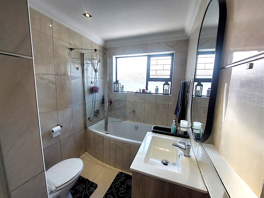 3 Bedroom Property for Sale in Gordons Bay Central Western Cape